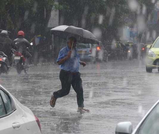 मुंबई, ठाण्यात हलका पाऊस