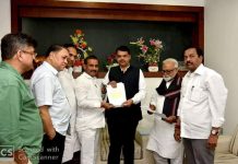 राष्ट्रवादी काँग्रेसच्या नेत्यांनी मुख्यमंत्री देवेंद्र फडणवीस यांना दिले निवेदन