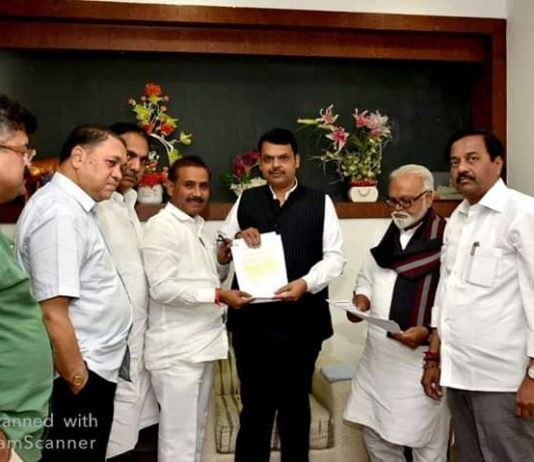 राष्ट्रवादी काँग्रेसच्या नेत्यांनी मुख्यमंत्री देवेंद्र फडणवीस यांना दिले निवेदन