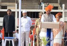 महाराष्ट्र दिनी पालकमंत्री विजय शिवतारे हस्ते ध्वजारोहण संपन्न