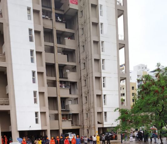 पुण्यात इमारतीची संरक्षक भिंत कोसळून 15 जणांचा मृत्यू 2 लोक जखमी
