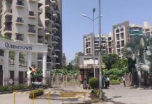 सामाजिक बांधिलकी जपत क्वींस्टाऊन हाउसिंग सोसायटीने पीपीई किटचे वाटप