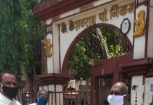श्री शनी मारूती बालगणेश ट्रस्टचे वतीने सॅनिटायझर बाटल्यांचे वाटप