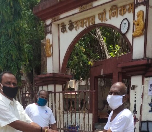 श्री शनी मारूती बालगणेश ट्रस्टचे वतीने सॅनिटायझर बाटल्यांचे वाटप