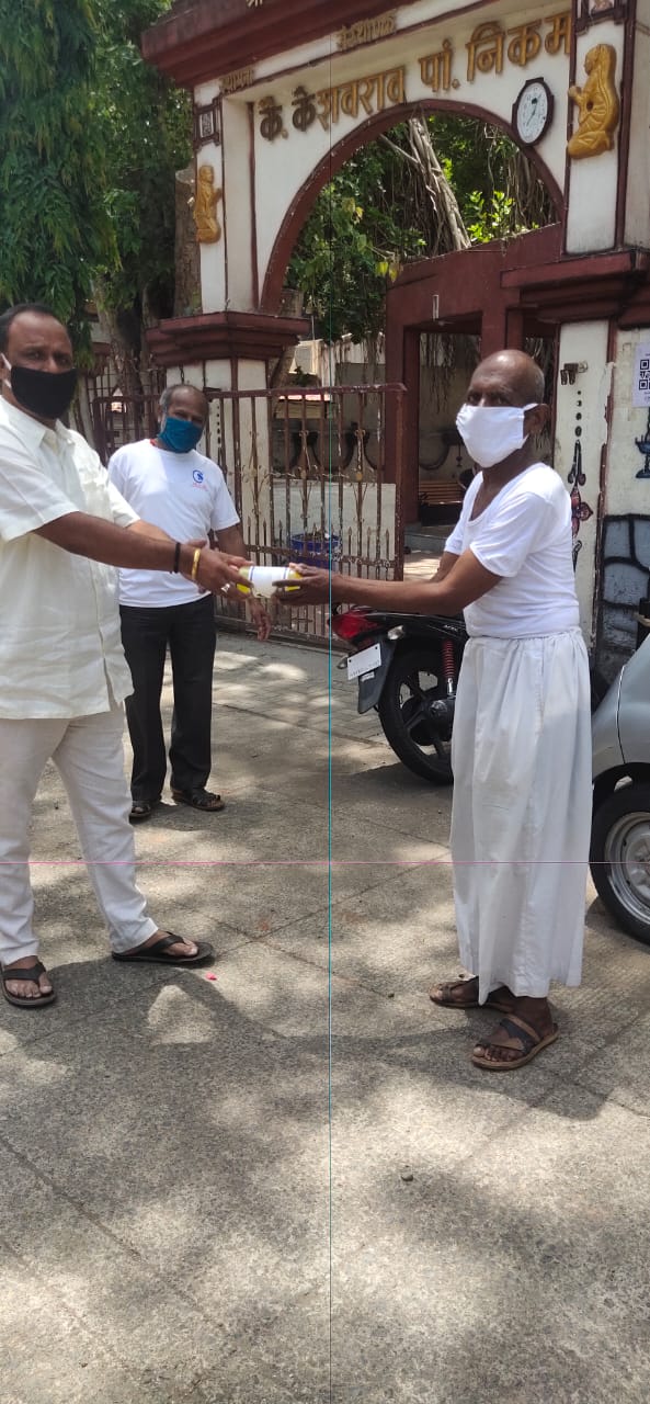श्री शनी मारूती बालगणेश ट्रस्टचे वतीने सॅनिटायझर बाटल्यांचे वाटप