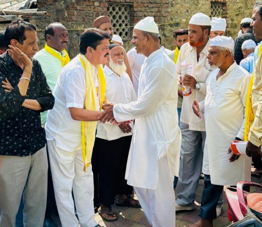चिंचवडगाव येथे आलमगीर शाही मस्जिदला भाऊसाहेब भोईर यांनी दिली भेट