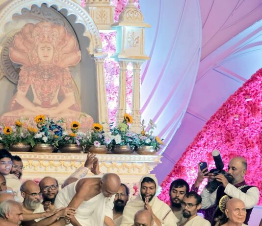 जैन शासनाचा ऐतिहासिक दिवस: बोरीवलीतील चिकूवाडी मैदानात ६४ मुमुक्षूंनी स्वीकारला संयम मार्ग