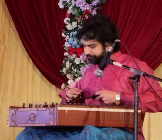 राग गावतीपासून चित्रपटगीतांपर्यंत… शंतनू गोखले यांच्या संतूरवादनाने जिंकली रसिकांची मने